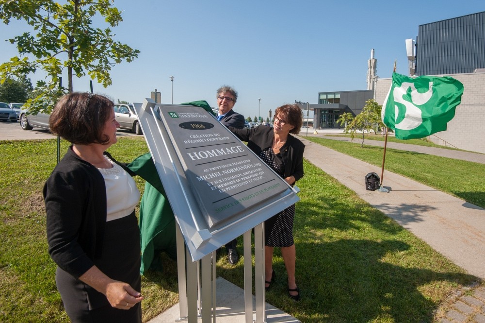 La vice-rectrice aux &eacute;tudes Lucie Laflamme, le directeur g&eacute;n&eacute;ral du Service des stages et du placement Denis-Robert &Eacute;lias, et la rectrice Luce Samoisette, ont d&eacute;voil&eacute; la st&egrave;le en l'honneur des b&acirc;tisseurs du r&eacute;gime coop&eacute;ratif devant une cinquantaine d'invit&eacute;s.