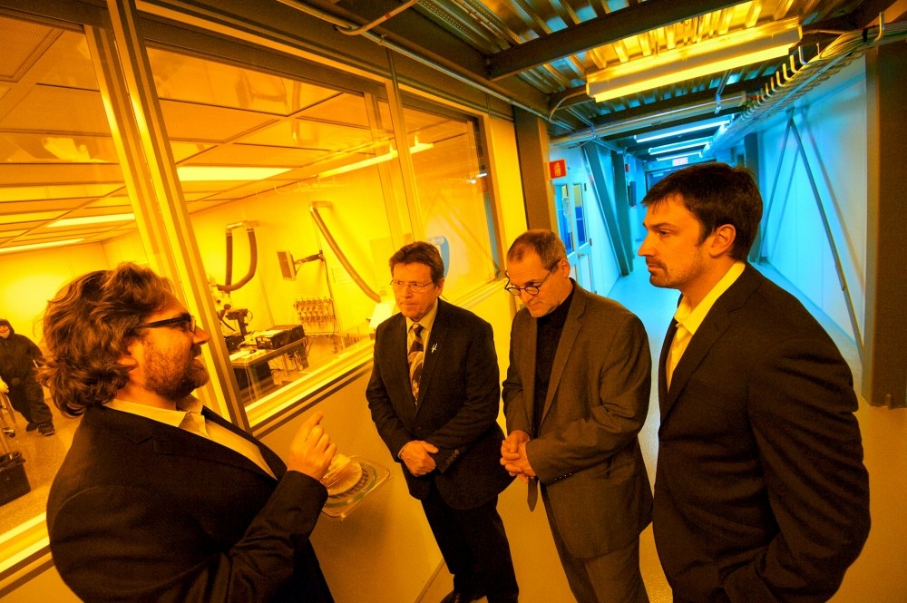 Vincent Aimez, directeur des partenariats scientifiques du C2MI, pr&eacute;sente l&rsquo;&eacute;quipement scientifique qui servira &agrave; fabriquer les cellules solaires qui feront partie des syst&egrave;mes thermo&eacute;lectriques. Il est accompagn&eacute; de Serge Cardin, d&eacute;put&eacute; de Sherbrooke, d&rsquo;Alain Webster, vice-recteur au d&eacute;veloppement durable et aux relations gouvernementales de l&rsquo;UdeS, et de Mathieu Chagnon, pr&eacute;sident de Rackam.