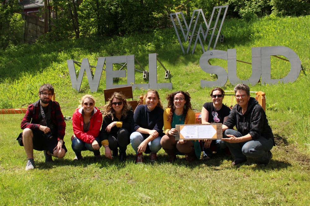 Dominic Fortin-Charland,&nbsp;Florence B&eacute;land,&nbsp;Camilie Therrien,&nbsp;Rosalie Ste-Marie,&nbsp;Genevi&egrave;ve Lapierre,&nbsp;Cynthia Blais et Jocelyne Langlois&nbsp;ont r&eacute;alis&eacute; l'oeuvre Tissu sociable au centre-ville de Sherbrooke dans le cadre du cours Pratique environnementale de l'in situ.