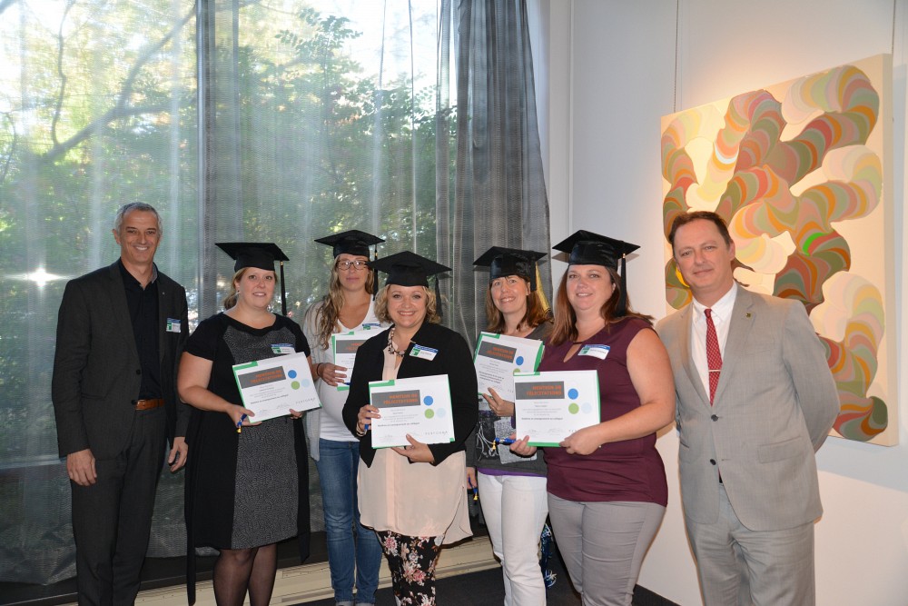 Les dipl&ocirc;m&eacute;es PERFORMA entour&eacute;es de Jules B&eacute;langer, directeur de PERFORMA, et Pierre Leblanc, directeur des &eacute;tudes et de la vie &eacute;tudiante du C&eacute;gep de Saint-Hyacinthe.