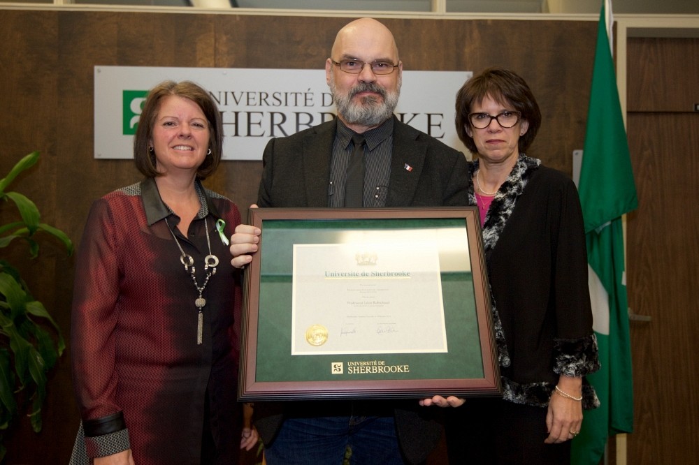 L&eacute;on Robichaud en compagnie de la rectrice Luce Samoisette&nbsp;et de la vice-rectrice aux &eacute;tudes Lucie Laflamme.