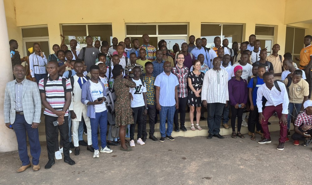 Le Pr Boudreault en compagnie des partenaires de l'UPGC et d'une partie de la communaut&eacute; &eacute;tudiante locale