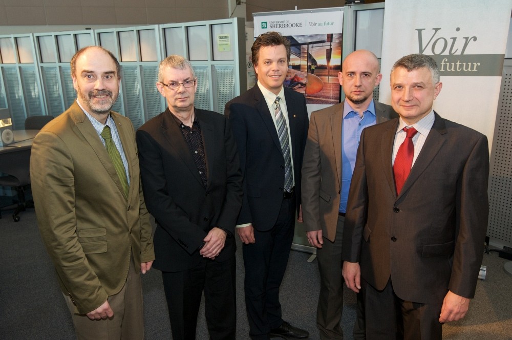 De gauche &agrave; droite : Jacques Beauvais, vice-recteur &agrave; la recherche, &agrave; l&rsquo;innovation et &agrave; l&rsquo;entrepreneuriat, Michel Dostie, responsable du LTE Shawinigan &ndash; &nbsp;Hydro-Qu&eacute;bec, Patrik Doucet, doyen de la Facult&eacute; de g&eacute;nie, S&eacute;bastien Poncet, titulaire de la Chaire de recherche du CRSNG en efficacit&eacute; &eacute;nerg&eacute;tique industrielle et Mikhail Sorin, chercheur principal du Programme de recherche CRSNG RDC.