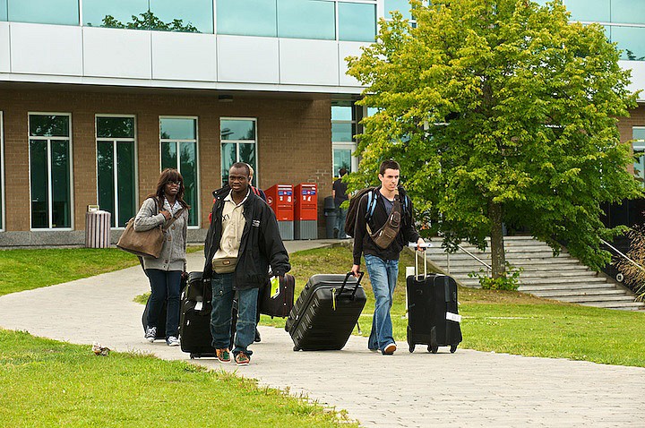&Eacute;tudiants arrivant avec leurs bagages au Campus principal.