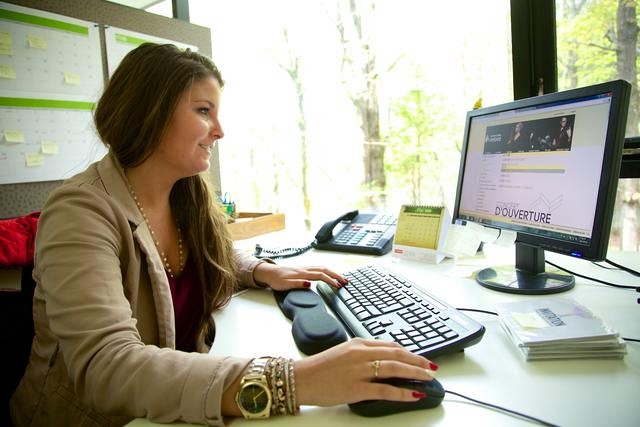 Johanie, &eacute;tudiante en communication, lors d'un stage au Centre d'arts Orford