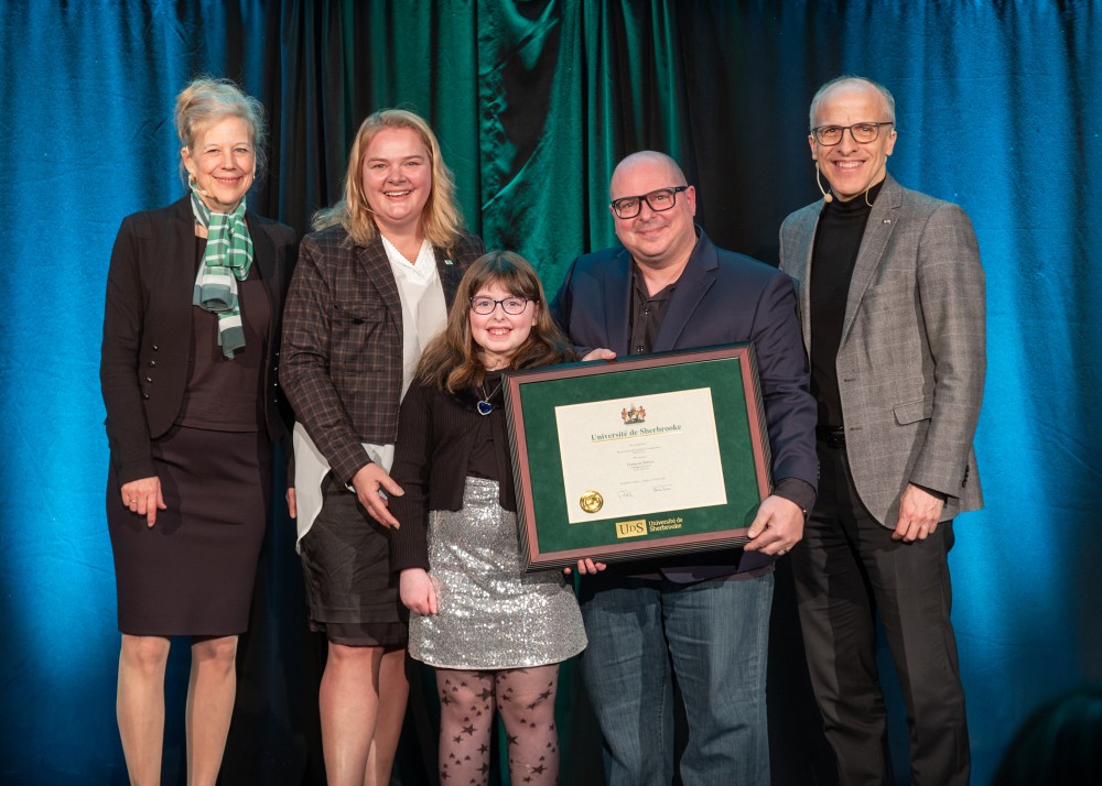M. Jacob-Alexandre Blum, le fil de Mme Breton, accompagn&eacute; de la vice-rectrice aux &eacute;tudes, Christine Hudon, de la doyenne de la Facult&eacute; d'&eacute;ducation, Anne Lessard, et du recteur, Pierre Cossette.