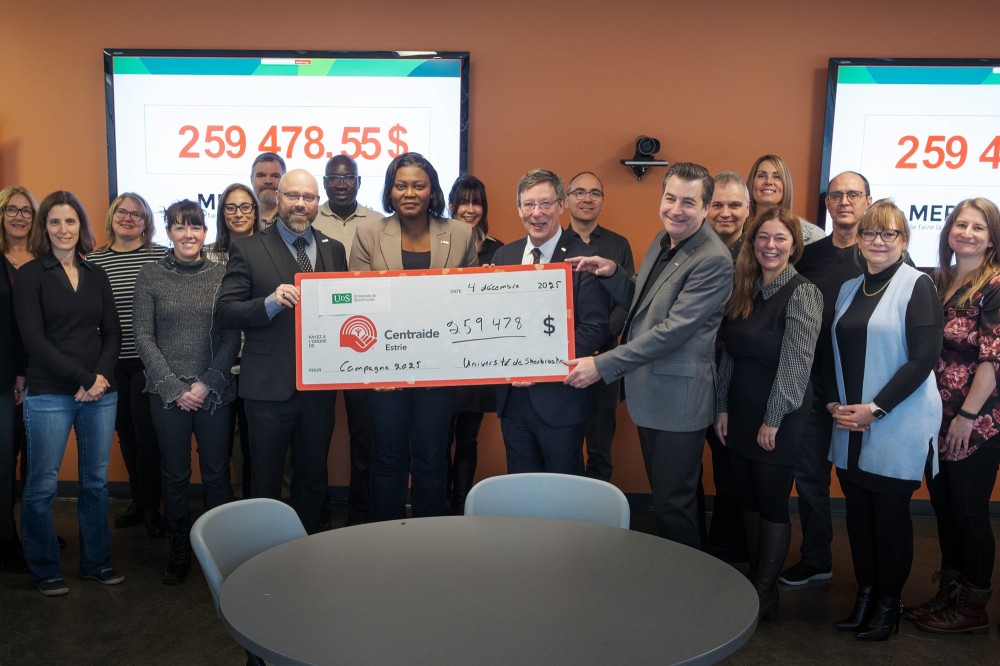 Francis Demers, directeur philanthropique de Centraide; Gwladys Sebogo, directrice g&eacute;n&eacute;rale de Centraide; Jean-Pierre Perreault, recteur; Charles Vincent, directeur de la campagne UdeS 2025, en compagnie de plusieurs membres de l'&eacute;quipe de sollicitation.