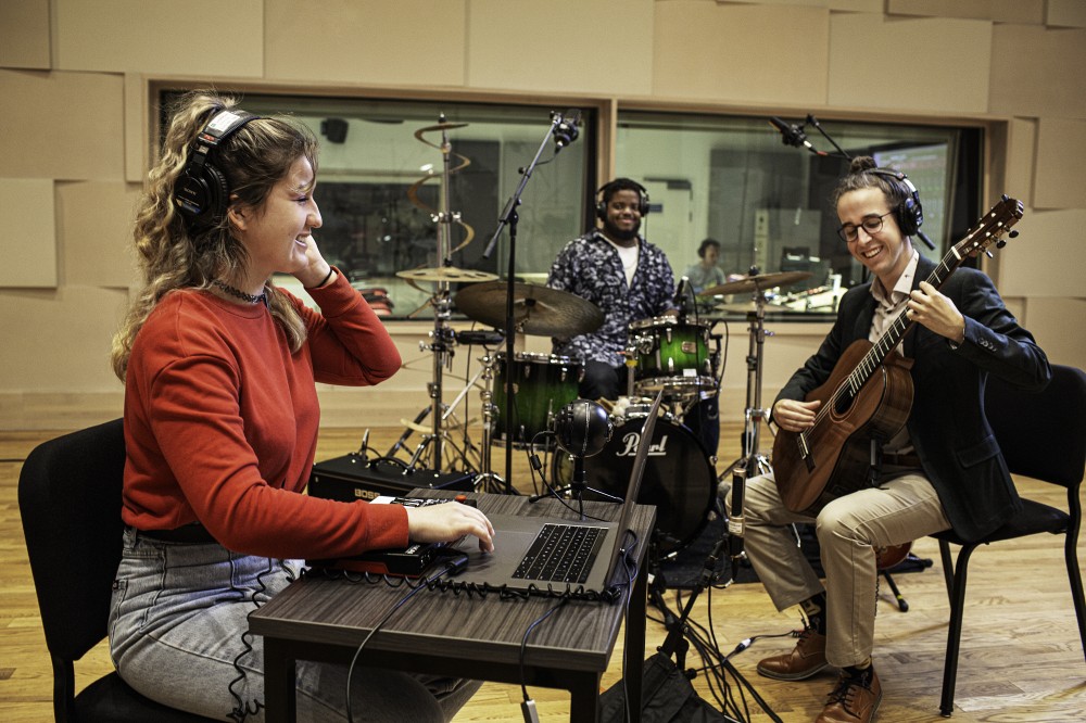 L'&Eacute;cole de musique&nbsp;a fait table rase sur l&rsquo;enseignement classique et s'est plong&eacute;e dans la professionnalisation et l&rsquo;optimisation des processus de cr&eacute;ation musicale.