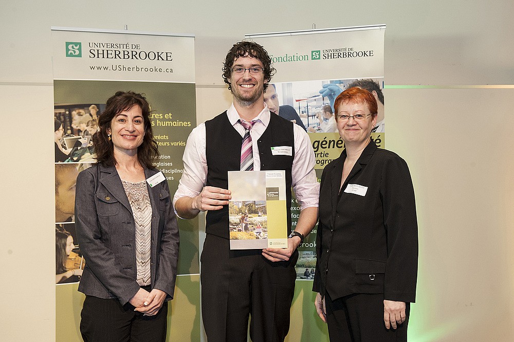 La professeure Louise Bienvenue, directrice du D&eacute;partement d'histoire, le r&eacute;cipiendaire Vincent Tremblay, &eacute;tudiant en histoire, et la professeure Lynda Bellalite, doyenne de la Facult&eacute; des lettres et sciences humaines.