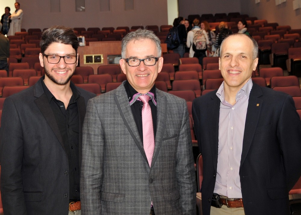 M. Pier-Luc Turcotte, &eacute;tudiant en r&eacute;adaptation et organisateur de la conf&eacute;rence, Dr H&eacute;bert, Ministre de la Sant&eacute; et des Services sociaux et Dr Cossette, doyen de la Facult&eacute; de m&eacute;decine et des sciences de la sant&eacute;
