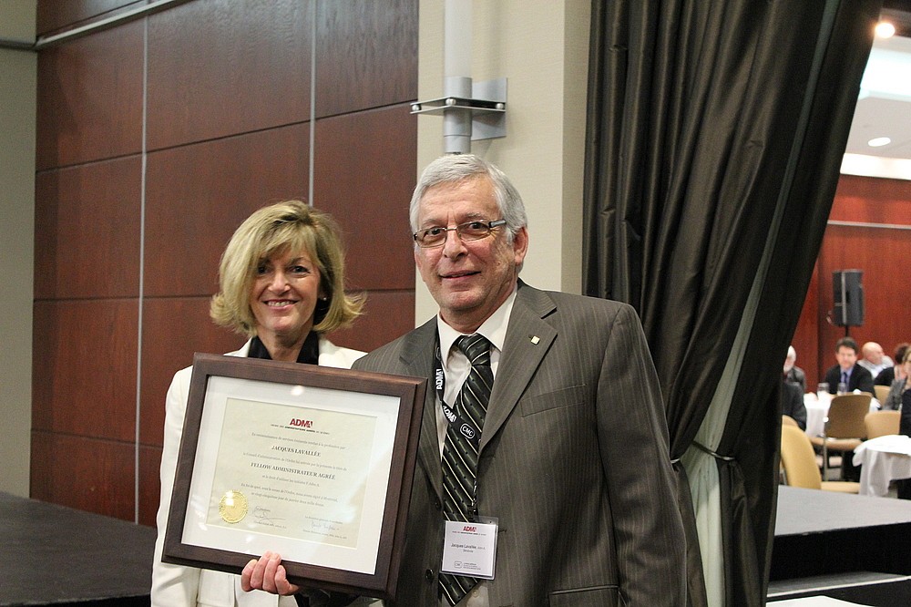 Le professeur en administration Jacques Lavall&eacute;e en compagnie de Chantal Dalp&eacute;, pr&eacute;sidente de l'Ordre des administrateurs agr&eacute;&eacute;s du Qu&eacute;bec.