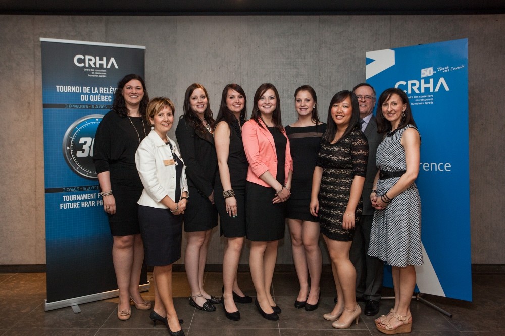 St&eacute;phanie Aubin, CRHA, Vice-pr&eacute;sidente ex&eacute;cutive de l&rsquo;Ordre des CRHA, Martine Drolet, CRHA, pr&eacute;sidente du conseil d&rsquo;administration de l&rsquo;Ordre, Gabrielle Marchand ; Katrine Proven&ccedil;al ; Dajana Popara, &Eacute;velyne Lafond et LillyAnn Provencher-Leduc, &eacute;tudiantes ; Andr&eacute; Petit (coach), et Genevi&egrave;ve Guit&eacute;, CRHA, pr&eacute;sidente du comit&eacute; organisateur du tournoi 360.