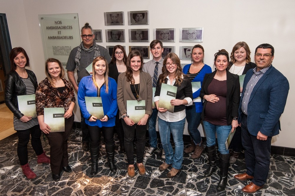 Les r&eacute;cipiendaires des bourses de La Fondation de l'UdeS, en compagnie du Pr Serge Striganuk, doyen de la Facult&eacute; d'&eacute;ducation.