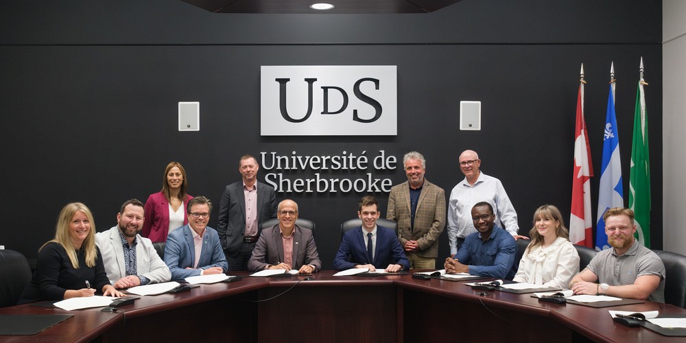 Ratification de la nouvelle convention collective UdeS-SAREUS.&nbsp;&Agrave; l&rsquo;avant&nbsp;: Janie Simard, conseill&egrave;re en gestion des ressources humaines (SRH); Alexandre Simoneau, porte-parole &agrave; la table de n&eacute;gociation, conseiller en gestion des ressources humaines (SRH); Pr&nbsp;Patrik Doucet, vice-recteur aux ressources humaines; Pr&nbsp;Pierre Cossette, recteur; Jonathan Savard, pr&eacute;sident du SAREUS; Ayokounle Nazif Orou Zime, responsable aux affaires administratives et financi&egrave;res (SAREUS); L&eacute;a B&eacute;liveau, responsable aux communications, &agrave; la mobilisation et &agrave; l'action politique (SAREUS); Hugo Prevosto, responsable des affaires internes et des d&eacute;l&eacute;gu&eacute;es et d&eacute;l&eacute;gu&eacute;s (SAREUS).&nbsp;&Agrave; l&rsquo;arri&egrave;re&nbsp;: Sasha Cardinal, directrice g&eacute;n&eacute;rale du Service des ressources humaines (SRH); Denis Simard, directeur de la Section relations de travail et r&eacute;mun&eacute;ration (SRH); Yvon Barri&egrave;re, vice-pr&eacute;sident ex&eacute;cutif r&eacute;gional de l&rsquo;AFPC-FTQ; Alain Lachapelle, n&eacute;gociateur de l&rsquo;AFPC-FTQ.
