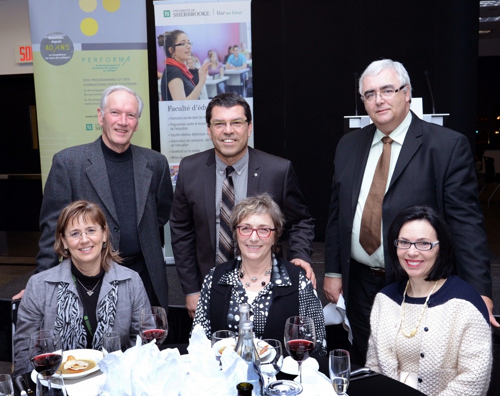 Robert Howe, ancien r&eacute;pondant local du Coll&egrave;ge Montmorency, Serge Striganuk, doyen de la Facult&eacute; d'&eacute;ducation, Claude Harvey, directeur g&eacute;n&eacute;ral du C&eacute;gep de La Pocati&egrave;re, Julie Desjardins, vice-doyenne &agrave; la formation de la Facult&eacute; d'&eacute;ducation, L&eacute;ane Arsenault, directrice du Secteur PERFORMA et Rachel Aub&eacute;, directrice des &eacute;tudes du C&eacute;gep Beauce-Appalaches, pr&eacute;sents aux f&ecirc;tes du 40e anniversaire de PERFORMA.