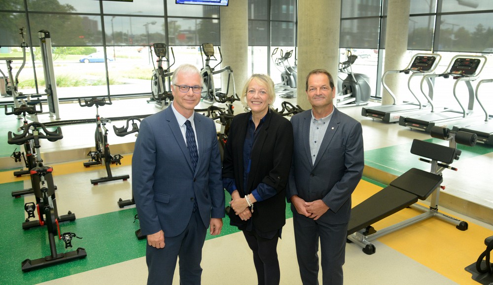 Michel Parent, directeur g&eacute;n&eacute;ral du Service d&rsquo;appui au Campus de Longueuil, professeure Denyse R&eacute;millard, vice-rectrice &agrave; l'administration et au d&eacute;veloppement durable et responsable du Centre sportif et du Campus de Longueuil et Jean-Pierre Boucher, directeur g&eacute;n&eacute;ral du Service du sport et de l&rsquo;activit&eacute; physique.