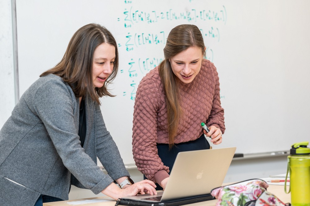 Le nouveau cheminement de type cours en consultation statistique de la ma&icirc;trise en math&eacute;matiques de l&rsquo;Universit&eacute; de Sherbrooke est un programme de deuxi&egrave;me cycle unique au Qu&eacute;bec, ax&eacute; sur la formation de sp&eacute;cialistes de la statistique.