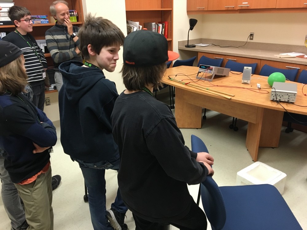 Des &eacute;leves de l'&Eacute;cole secondaire Verbe divin assistent &agrave; un atelier pr&eacute;par&eacute; par le D&eacute;partement de physique.