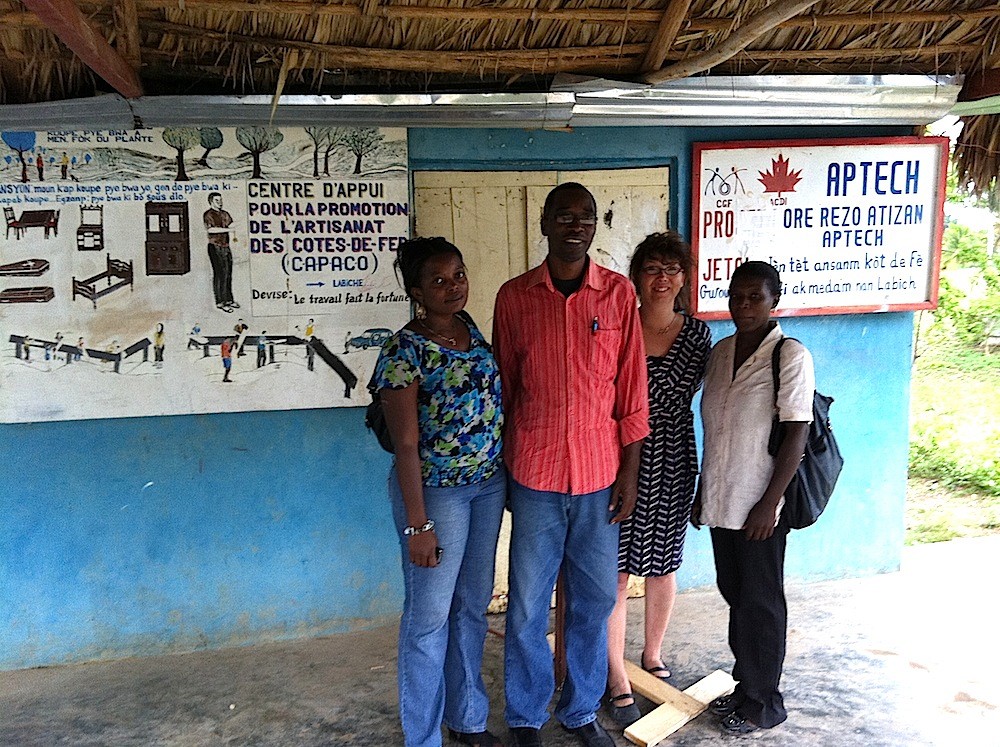 Deux &eacute;tudiantes de l'Universit&eacute; publique du Sud-Est &agrave; Jacmel, Nadine Saint-Germain et Louisena Gontrand, et le directeur de l'&Eacute;cole professionnelle de Jacmel, Christian Duplan, dans l'un des ateliers du r&eacute;seau coop&eacute;ratif APTECH &agrave; La&nbsp;Biche.