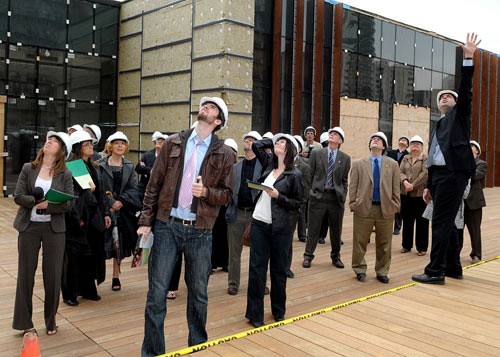 Le nouvel édifice de Longueuil a suscité fierté et curiosité lors de la visite du chantier.