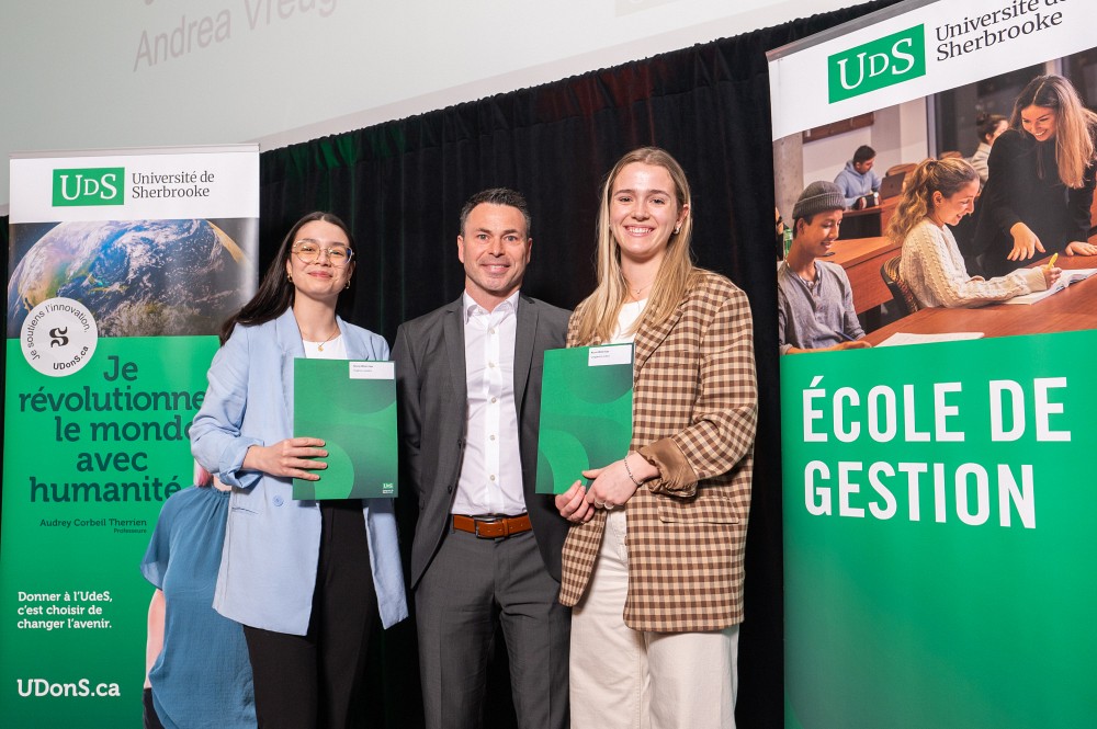 Les &eacute;tudiantes Jasmine&nbsp;Duplessis et Andrea&nbsp;Vreugdenhil, r&eacute;cipiendaires de bourses, en compagnie du professeur Olivier&nbsp;Caya.