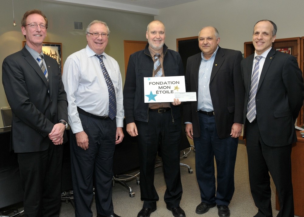 De gauche &agrave; droite, Me Fran&ccedil;ois Dub&eacute;, directeur g&eacute;n&eacute;ral de La Fondation de l&rsquo;Universit&eacute; de Sherbrooke, Robert Poulin v.-p., tr&eacute;sorier de la FME, Claude Marsolais, pr&eacute;sident de la FME, Pr Robert Day, professeur titulaire et chercheur et le Pr Pierre Cossette, doyen de la Facult&eacute; de m&eacute;decine et des sciences de la sant&eacute;