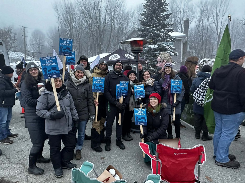 Une quinzaine de personnes professionnelles repr&eacute;sent&eacute;es par l'APAPUS &eacute;taient pr&eacute;sente lors de la manifestation organis&eacute;e par une coalition syndicale de l'Estrie, ce jeudi au Club de golf de Sherbrooke.