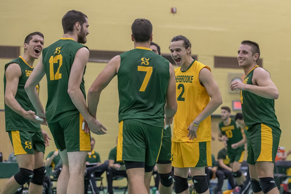 Des membres de l'&eacute;quipe de volleyball masculin de la saison 2019-2020