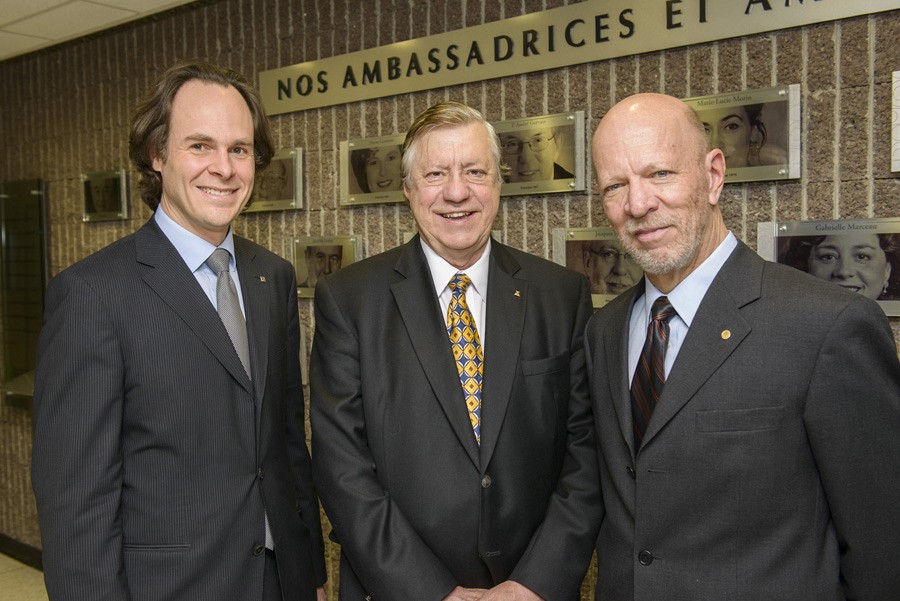 Le doyen S&eacute;bastien Lebel-Grenier en compagnie des ambassadeurs 2013, Me Louis-Paul Allard et Me Luc LaRochelle.