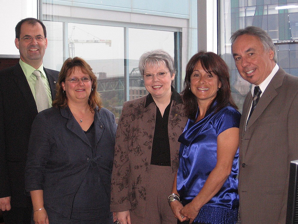 Lyne Bouchard, vice-rectrice au Campus de Longueuil (au centre), entourée de son équipe : François Gravel, directeur administratif, Josée Deschênes, directrice du soutien à l'enseignement et à la recherche, Lyne Cantin, directrice du soutien à la vie étudiante et communautaire, et Serge Cabana, directeur des relations institutionnelles et extérieures.