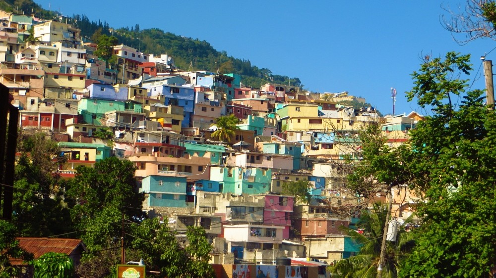 &laquo;Port-au-Prince se montre particuli&egrave;rement color&eacute;e gr&acirc;ce &agrave; ses habitations peintes avec toutes sortes de couleurs&raquo;, rapporte Ariane Grenier, &eacute;tudiante au baccalaur&eacute;at-ma&icirc;trise en ergoth&eacute;rapie.
