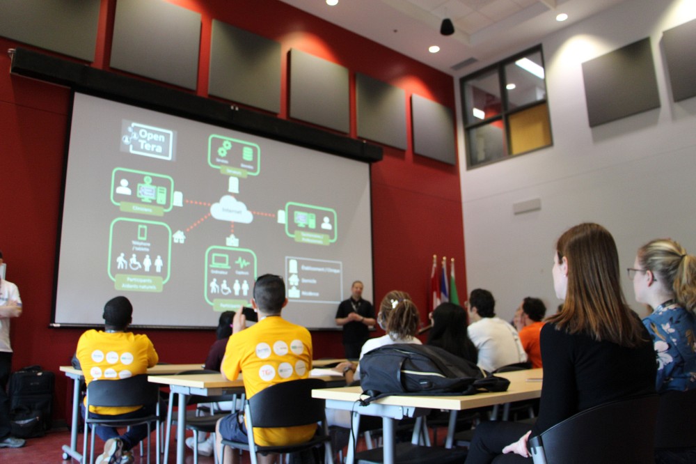 Des participants et participantes qui assistent &agrave; un atelier au 3IT pendant l'&eacute;cole d'&eacute;t&eacute;.