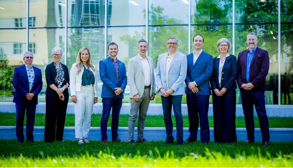 La nouvelle &eacute;quipe de direction est compos&eacute;e par (de gauche &agrave; droite) : Pr &Eacute;ric Lachance, Pre Chantal Sylvain, Pre Jessica Rassy, Pr Louis Gendron, Pr &Eacute;ric Lavoie, Pr Louis Valiquette, Pr J&eacute;r&ocirc;me Gauvin-Lepage, Pre Catherine St-Pierre, Pr Matthieu Touchette. Absentes sur la photo : Pre Marie-France Langlois et Pre Miriam Santschi.