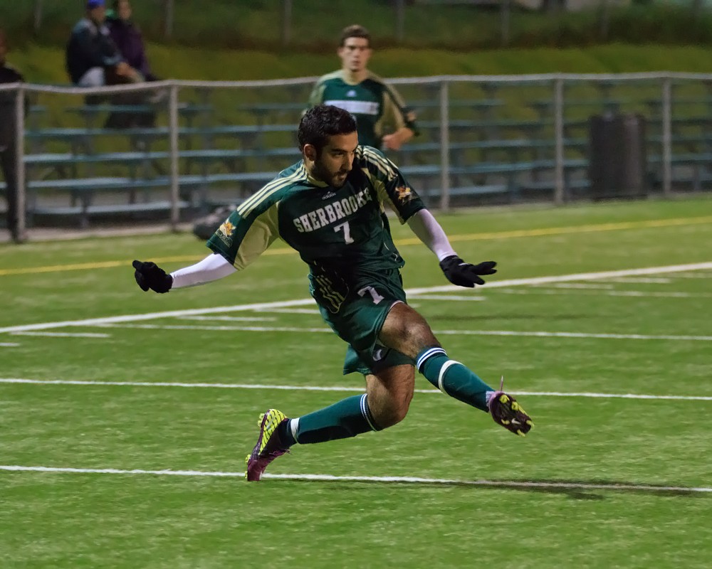 Bachir Haddadi a marqu&eacute; un but en plus de participer au filet de la victoire, dimanche apr&egrave;s-midi face aux Redmen de l'Universit&eacute; McGill.