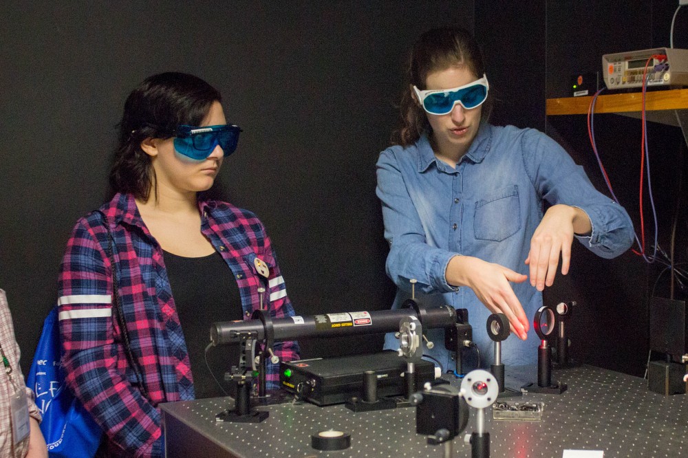 Une &eacute;l&egrave;ve du secondaire et&nbsp;Jo&euml;lle Fr&eacute;chette-Viens, &eacute;tudiante au baccalaur&eacute;at en physique, lors de l'atelier Mon chien est un hologramme.