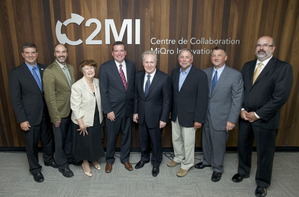 Normand Bourbonnais, pdg du C2MI; Jacques Beauvais, vice-recteur &agrave; la recherche de l'UdeS; Pauline Quinlan, mairesse de Bromont; Christian Paradis, ministre f&eacute;d&eacute;ral de l&rsquo;Industrie; Jean Charest, premier ministre du Qu&eacute;bec; Pierre Paradis, d&eacute;put&eacute; de Brome-Missisquoi; John Lutz, pr&eacute;sident d&rsquo;IBM Canada; et Brian Doody, chef de la direction de Teledyne DALSA.