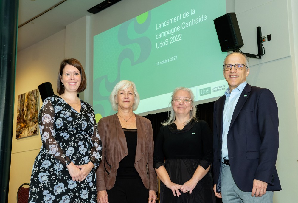 De gauche &agrave; droite, Julie Laplante et Johanne Derome, de Centraide Estrie, Martine Lafleur, directrice g&eacute;n&eacute;rale du Service des communications de l'UdeS et pr&eacute;sidente de la Campagne&nbsp;2022, et Pierre Cossette, recteur de l'UdeS
