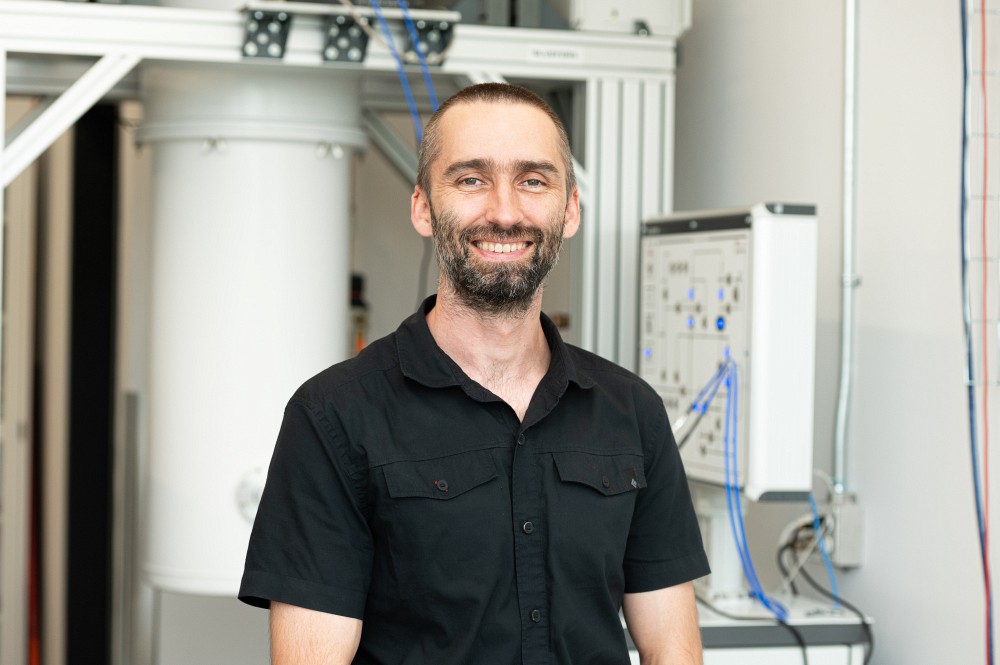 Professeur Mathieu Juan, directeur adjoint de l'Institut quantique et directeur de la plateforme FabLab quantique, et d&eacute;sormais titulaire&nbsp;de la chaire Alain Aspect &laquo; Syst&egrave;me de traitement de l&rsquo;information quantique&nbsp;&raquo;