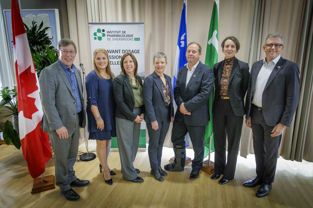 &Agrave; partir de la gauche : le Pr Jean-Pierre Perreault, recteur de l&rsquo;UdeS; Genevi&egrave;ve H&eacute;bert, d&eacute;put&eacute;e de Saint-Fran&ccedil;ois; St&eacute;phanie McMahon, directrice &agrave; la coordination de la mission universitaire au CIUSSS de l&rsquo;Estrie&nbsp;&ndash; CHUS; &Eacute;lisabeth Bri&egrave;re, d&eacute;put&eacute;e de Sherbrooke; le Pr Philippe Sarret, directeur de l&rsquo;Institut de pharmacologie de Sherbrooke; Viviane Poupon, pr&eacute;sidente et cheffe de la direction de Brain Canada; le Pr Louis Valiquette, doyen de la Facult&eacute; de m&eacute;decine et des sciences de la sant&eacute;.