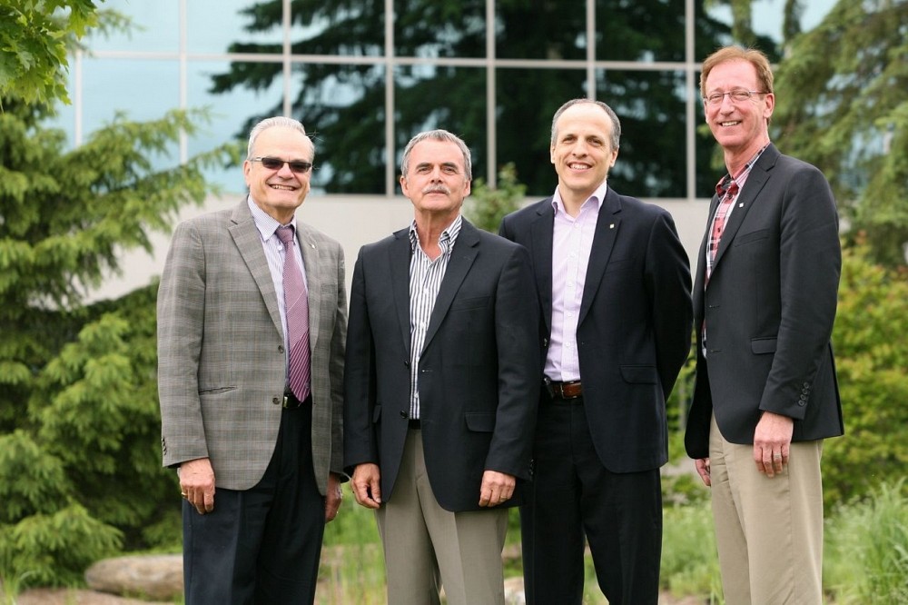 Pr Serge Jandl, doyen de la Facult&eacute; des sciences, monsieur Michel Jubinville, pr&eacute;sident de Jubinville et associ&eacute;s architectes, Pr Pierre Cossette, doyen de la Facult&eacute; de m&eacute;decine et des sciences de la sant&eacute; et Me Fran&ccedil;ois Dub&eacute;, directeur g&eacute;n&eacute;ral de La Fondation de l'Universit&eacute; de Sherbrooke.