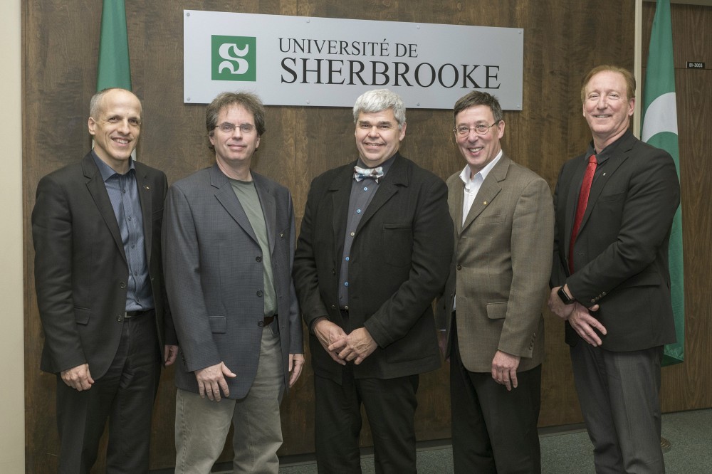 Pr Pierre Cossette, recteur de l'UdeS, Christian Dumont, pr&eacute;sident de l'Association du personnel administratif et professionnel de l&rsquo;Universit&eacute; de Sherbrooke (APAPUS), Bernard Gaucher, pr&eacute;sident de la F&eacute;d&eacute;ration du personnel professionnel des universit&eacute;s et de la recherche (FPPU),&nbsp;Pr Jean-Pierre Perreault, vice-recteur &agrave; la recherche et aux &eacute;tudes sup&eacute;rieures et&nbsp;Me Fran&ccedil;ois Dub&eacute;, directeur g&eacute;n&eacute;ral de La Fondation de l&rsquo;Universit&eacute; de Sherbrooke.