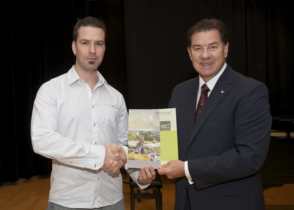 Le r&eacute;cipiendaire de la 15e bourse Cristian Carbonneau, monsieur S&eacute;bastien Belval, accompagn&eacute; du donateur, monsieur Martial Carbonneau.
