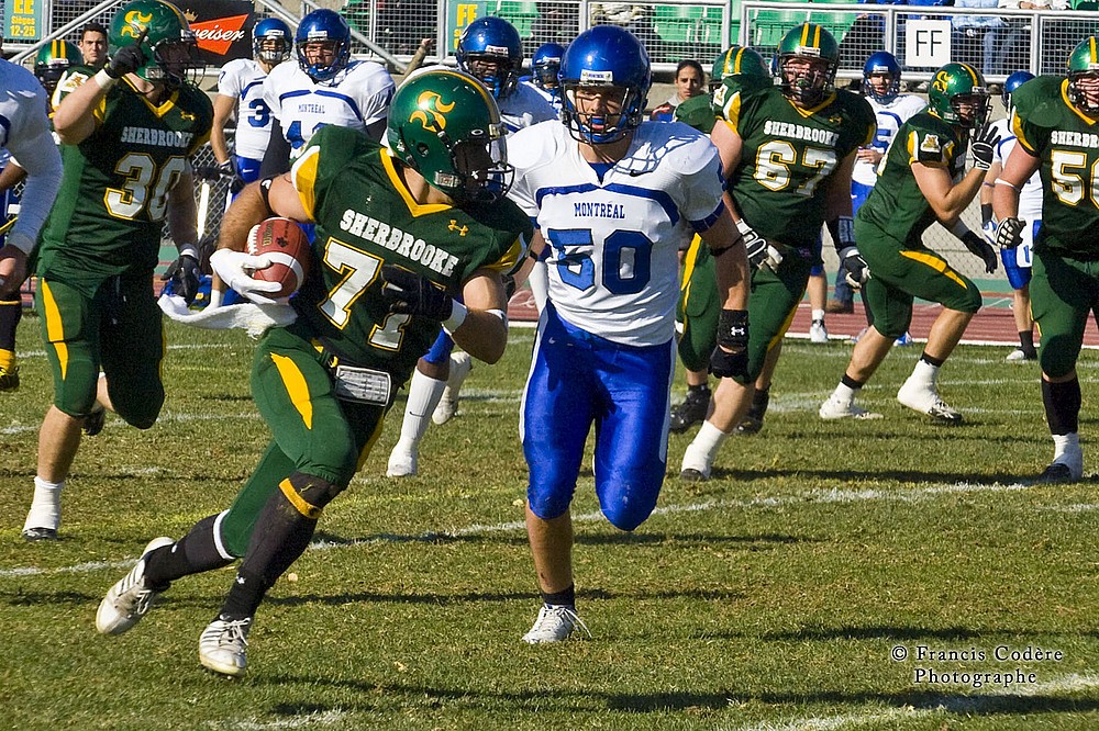 Alexandre Poirier a termin&eacute; le match avec 11&nbsp;passes capt&eacute;es, pour des gains de 153&nbsp;verges et un touch&eacute;, jeudi face aux Carabins de l'Universit&eacute; de Montr&eacute;al.