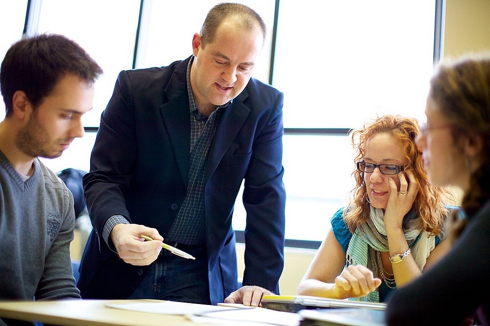 Au cours de leur formation, les doctorants b&eacute;n&eacute;ficieront des meilleures pratiques en mati&egrave;re de pr&eacute;vention et de r&eacute;adaptation en consid&eacute;rant les contextes sociaux, familiaux et scolaires des enfants et des adolescents en difficult&eacute;.