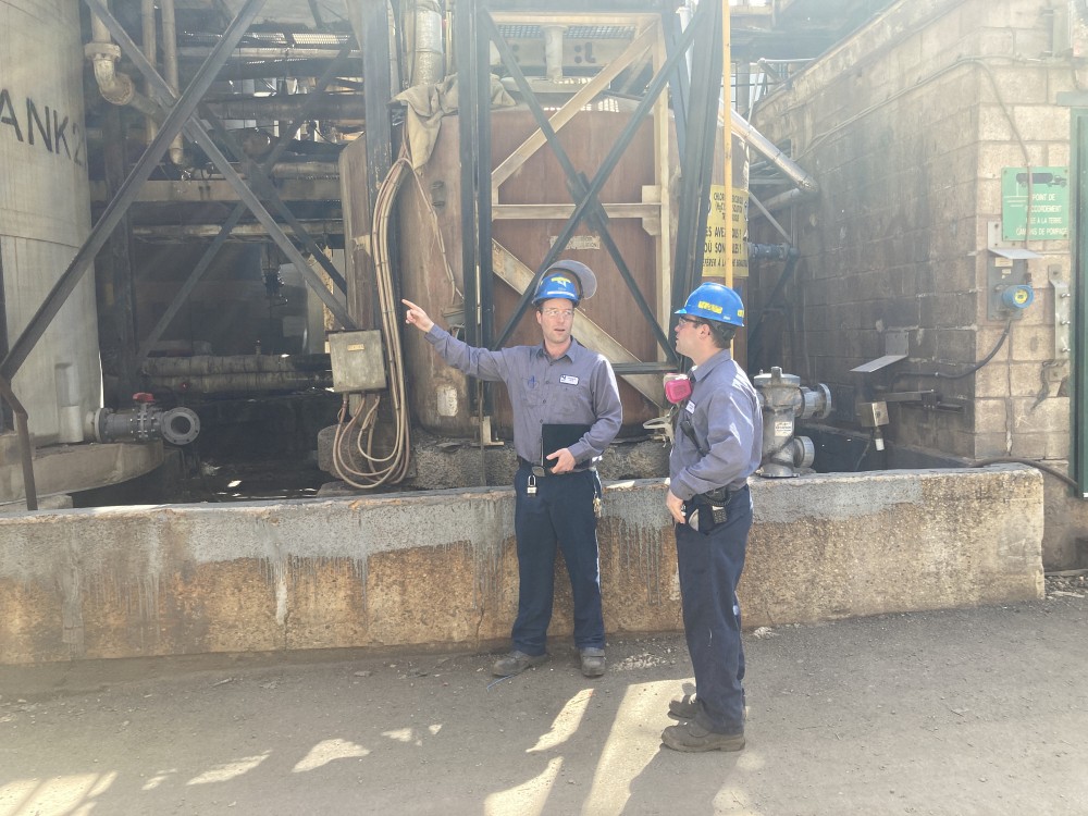 Les deux ing&eacute;nieurs chimistes et dipl&ocirc;m&eacute;s de l'Universit&eacute; de Sherbrooke, soit Charles Desroches,&nbsp;chef de l&rsquo;optimisation et du d&eacute;veloppement chez CEZinc, et Francis Potvin, nouvellement embauch&eacute; au sein de l'entreprise