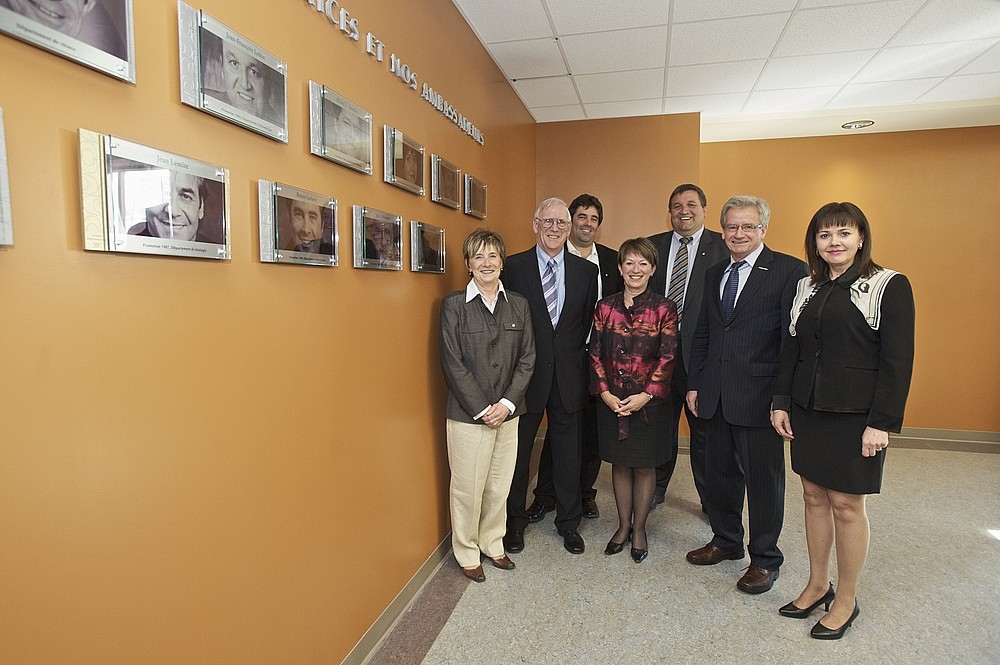 Posant fi&egrave;rement devant la Galerie du rayonnement des ambassadrices et ambassadeurs de leur facult&eacute; : Micheline Roy (2004), Jean A. Morisset (2008), Bruno Leclaire (2007), Louise Proulx (2006), Jean-Fran&ccedil;ois Leduc (2001), Ghyslain Dub&eacute; (2010) et Monique Pag&eacute; (2003).
