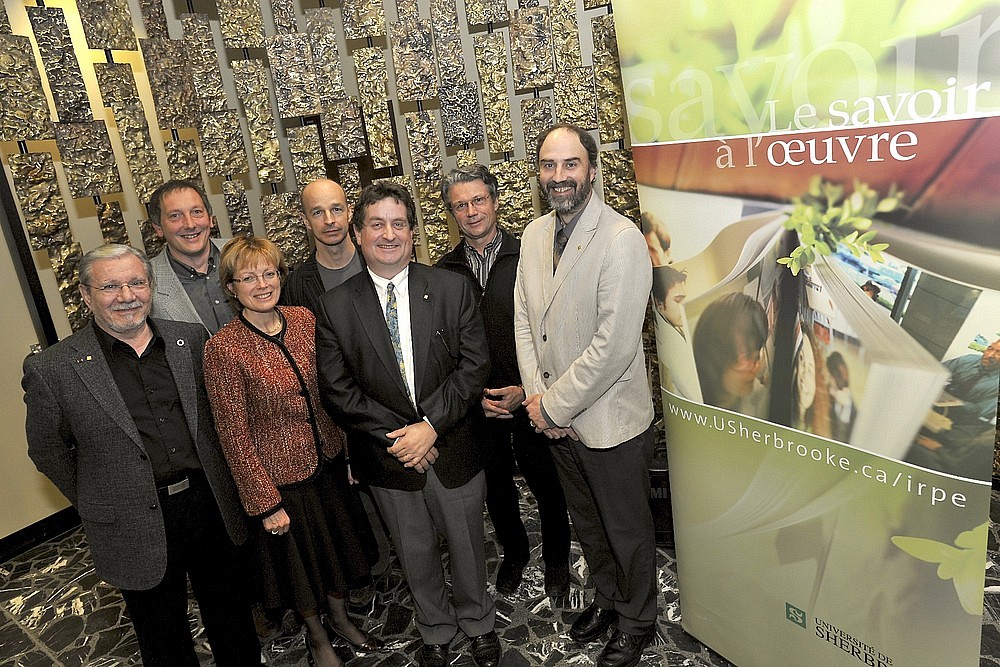 À l'avant&nbsp;: Yves Lenoir, professeur; Colette Deaudelin, doyenne de la Faculté d'éducation; Philippe Maubant, directeur de l'Institut de recherche sur les pratiques éducatives; et Jacques Beauvais, vice-recteur à la recherche. À l'arrière&nbsp;: Olivier Dezutter, vice-doyen à la recherche et au développement international; et les professeurs Sylvain Bourdon et Laurier Fortin.
