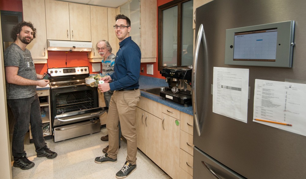 Fr&eacute;d&eacute;ric Bergeron, &eacute;tudiant &agrave; la ma&icirc;trise en informatique, Pr Sylvain Giroux, directeur du laboratoire DOMUS et&nbsp;Julien Aspirot, &eacute;tudiant &agrave; la ma&icirc;trise en g&eacute;nie logiciel.