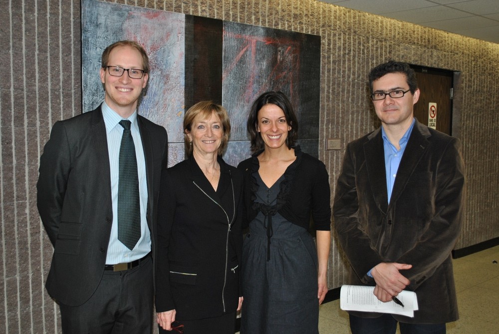De gauche &agrave; droite, le professeur Guillaume Rousseau, l'honorable Marie Deschamps, Jos&eacute;e Chartier, coordonnatrice aux activit&eacute;s p&eacute;dagogiques de recherche et communication du 1er cycle, et Mathieu Devinat, professeur agr&eacute;g&eacute; et vice-doyen &agrave; la recherche.