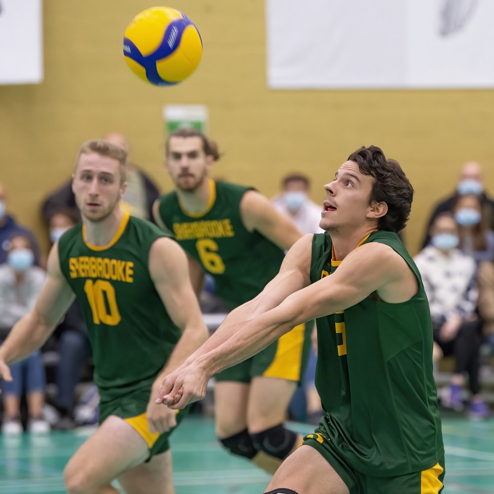 Julien Vanier (#10) et Yoan David (#6) &agrave; l'oeuvre lors d'un r&eacute;cent match au Centre sportif Yvon-Lamarche de l'UdeS.
